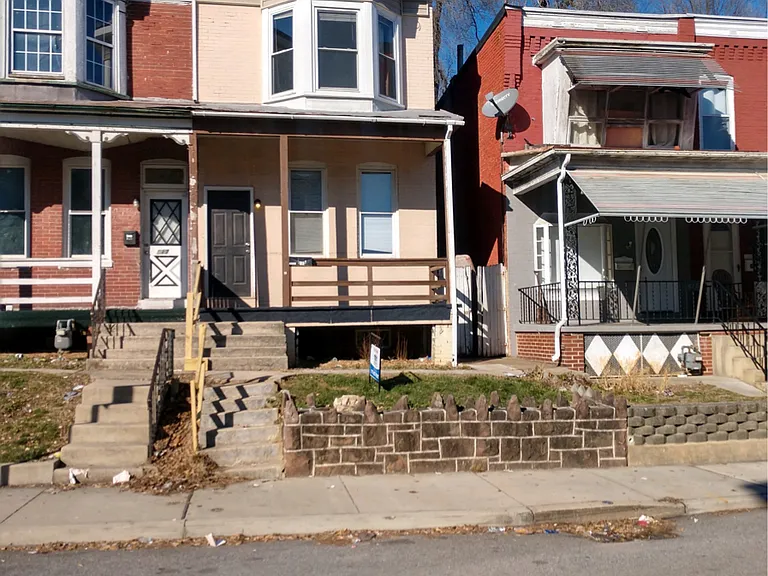 615 W Locust St — Photo 2