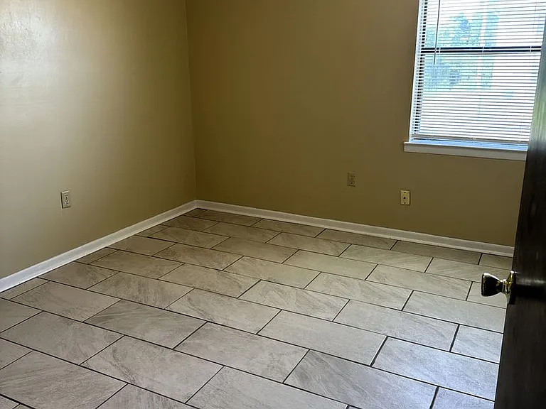 324 Montgomery St — Photo 7
