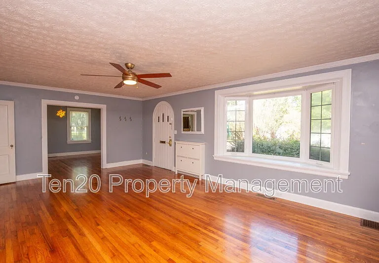 1708 Slade Dr — Photo 2