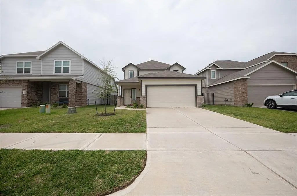 4 bed, 2.5 bath, 2744 sqft, $2,500 — Photo 2