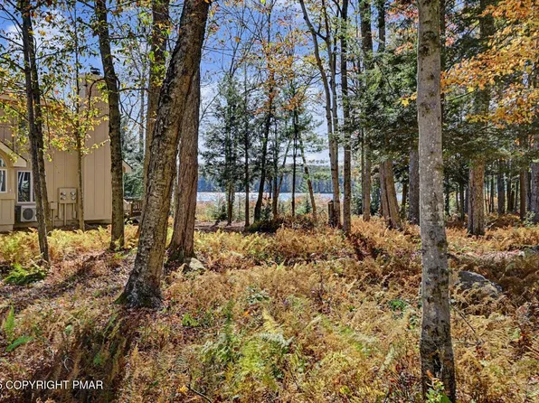 1063 Crestwoods Dr, Pocono Pines, PA 18350