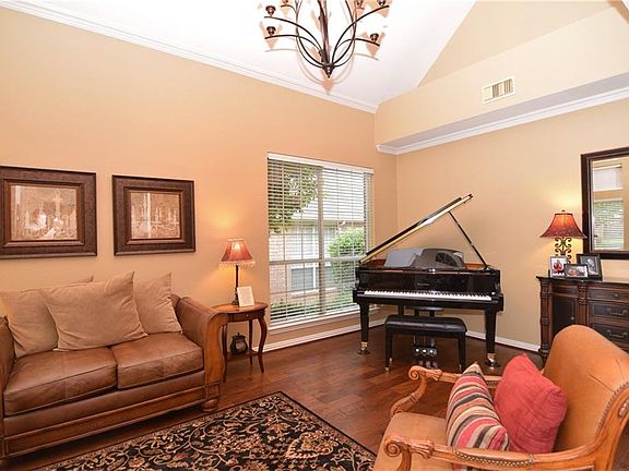 5th image of 2308 Hickory Leaf Ln