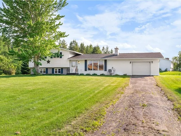 104 Evangeline St, Bouctouche, NB E4S 3E5