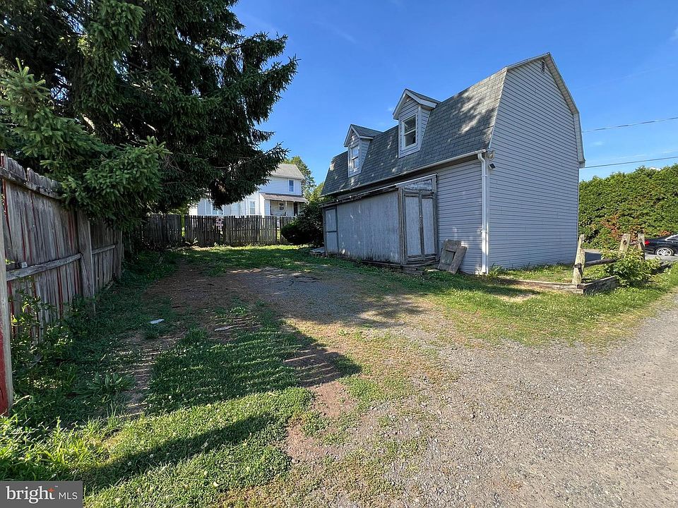 2nd image of 2114 Spring St #R