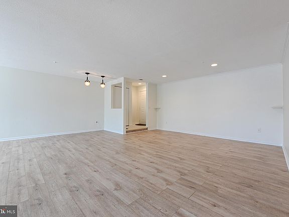 4th image of 10 Hearthstone Ct #F