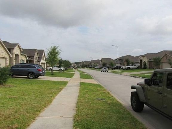 Exterior Neighborhood (street photo)