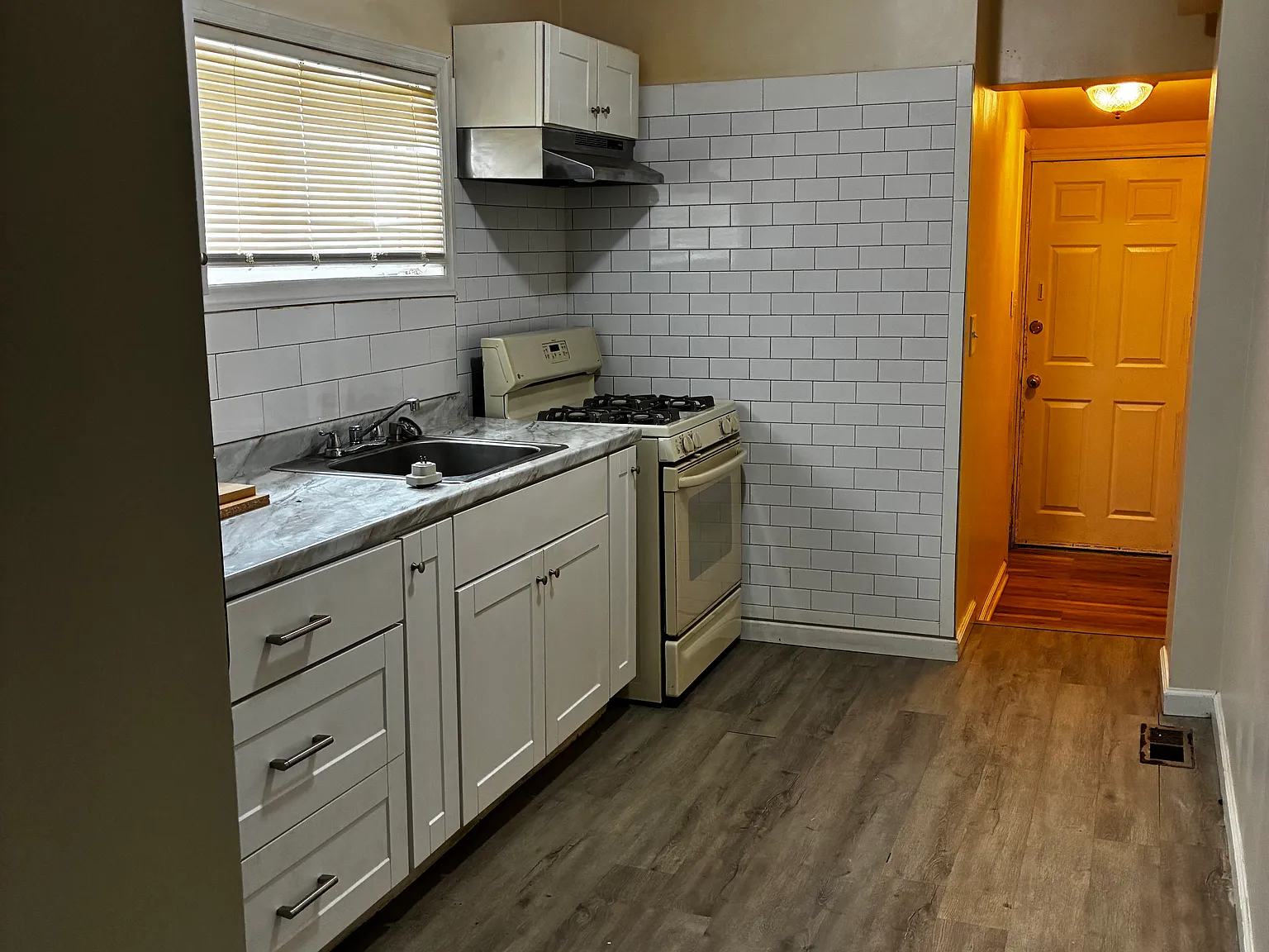 3 bed, 1.5 bath, 1800 sqft, $2,000 — Photo 3