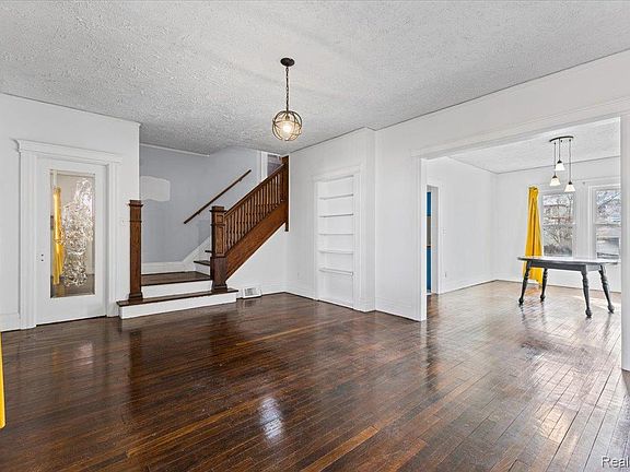 4th image of 3327 Virginia Park St