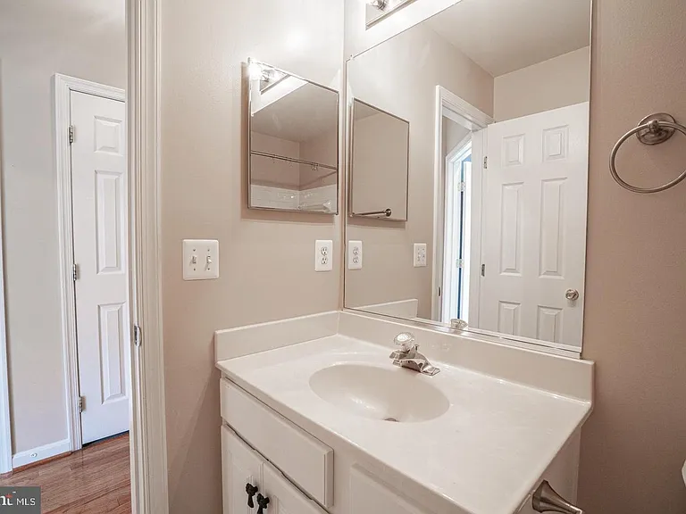437 Clayton Ln — Photo 22