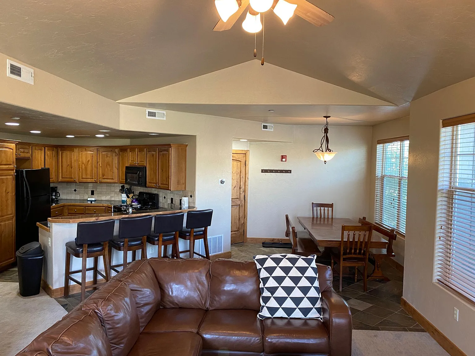 3 bed, 1260 sqft, $3,200 — Photo 2
