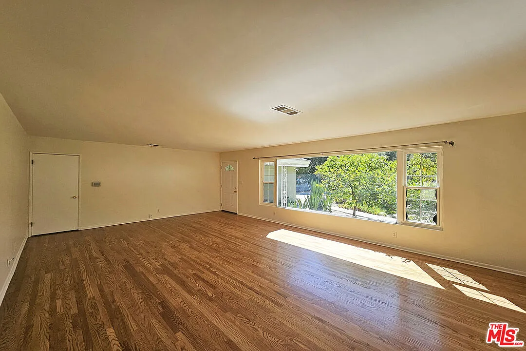 3 bed, 2.0 bath, 1418 sqft, $4,950 — Photo 4