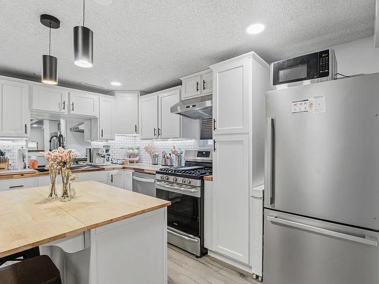 412 Charles Ave — Photo 10