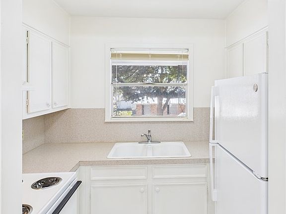 4th image of 119 Wood St