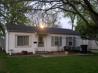 917 E Glenview Dr, Tuscola, IL 61953
