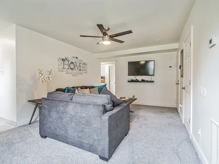 Creekside Apartments — Photo 15
