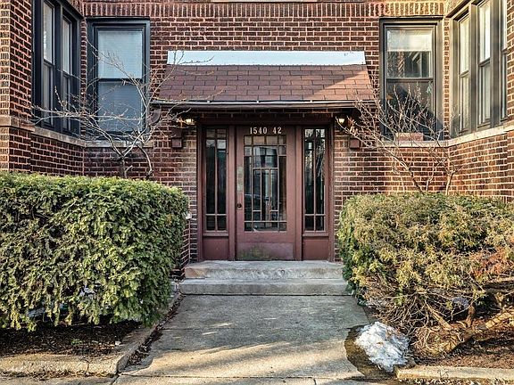 2nd image of 1542 W Rosemont Ave #1W
