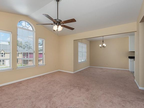 4th image of 901 Balcones Dr APT 77