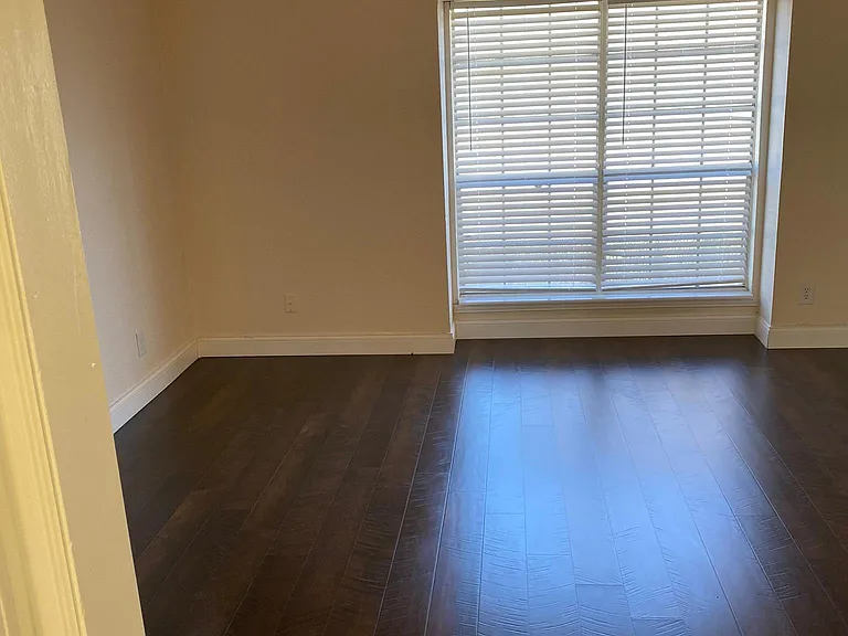 2421 Lakeview Cir — Photo 3