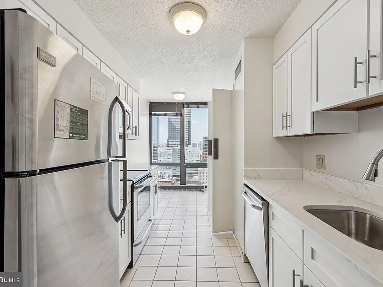 2020 Walnut St #21B — Photo 7
