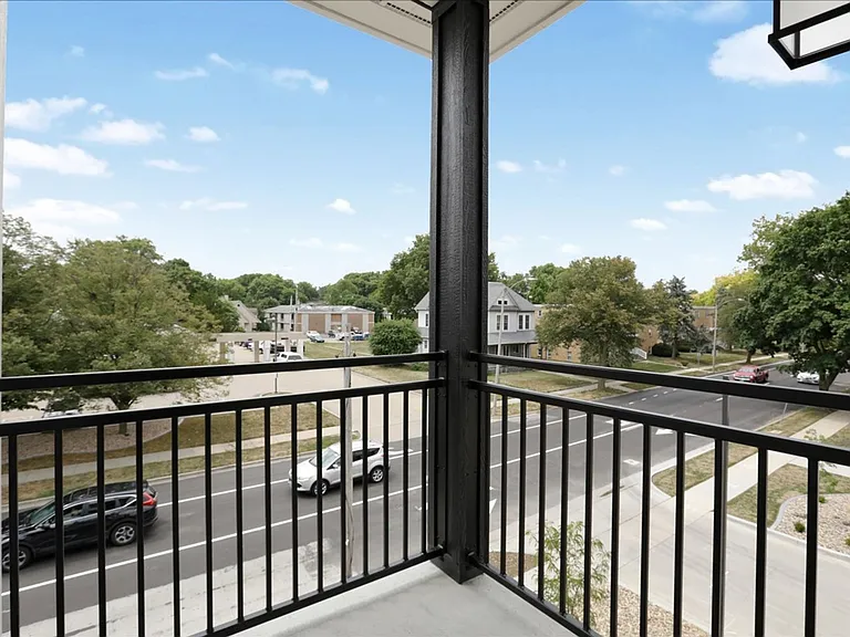 302 W Clark St — Photo 19