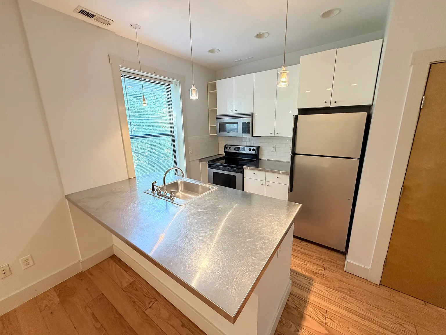 1 bed, 1.5 bath, 836 sqft, $1,450 — Photo 4
