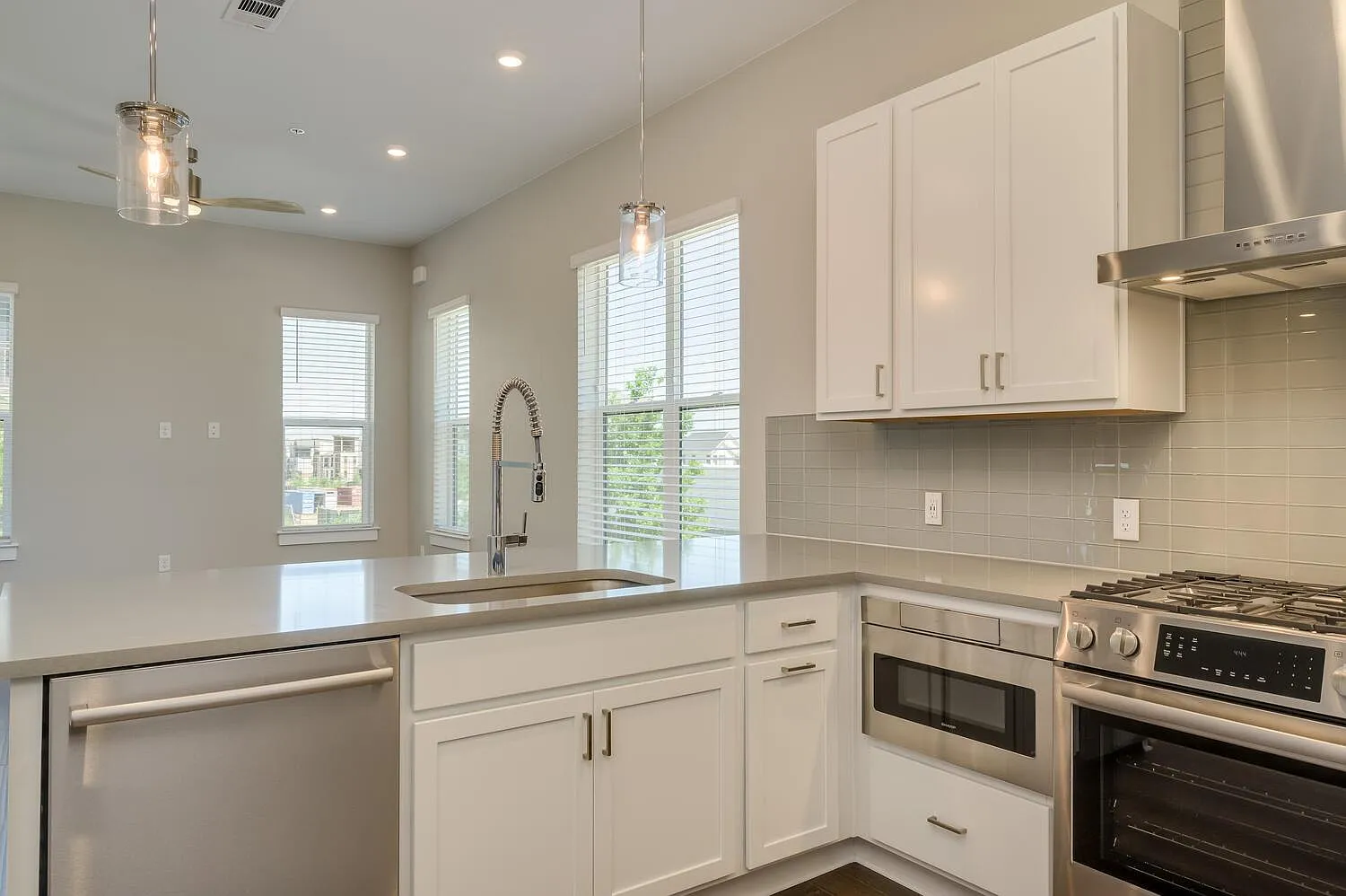 2 bed, 1.0 bath, 971 sqft, $2,900 — Photo 3