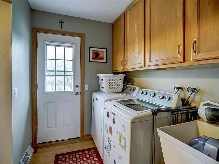 213 S Jefferson St — Photo 4