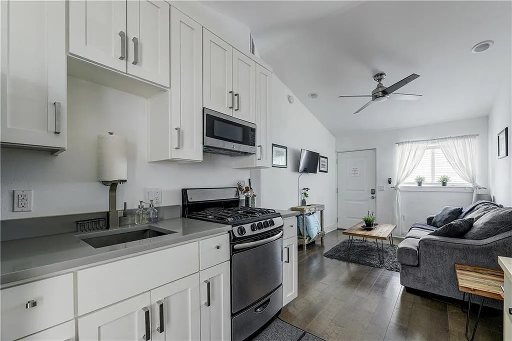 2 bed, 1.0 bath, 575 sqft, $1,495 — Photo 1