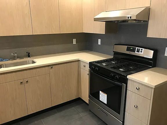 3rd image of 332 43rd St Unit 4