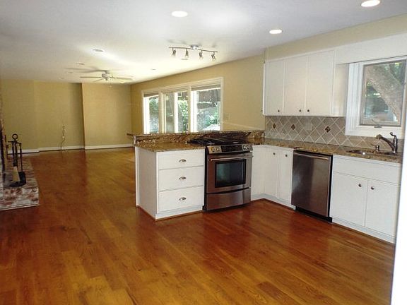 4th image of 3424 Meadow Dr