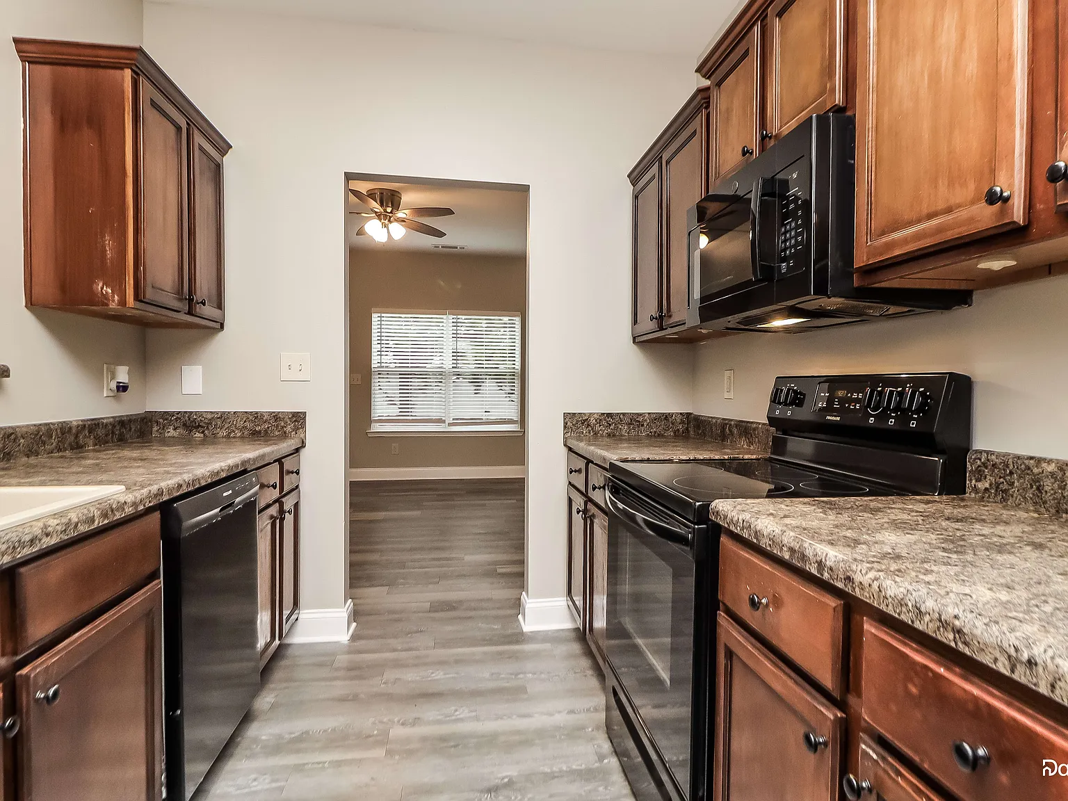 3 bed, 2.0 bath, 1284 sqft, $2,070 — Photo 3