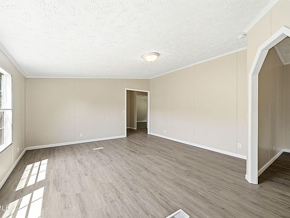 3rd image of 835 Mountain View Rd