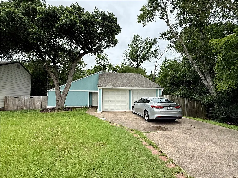 1609 Lemon Tree Ln — Photo 1