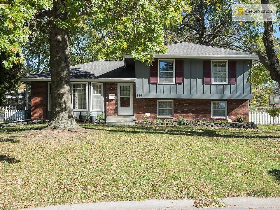 Clean and well maintained curb appeal !