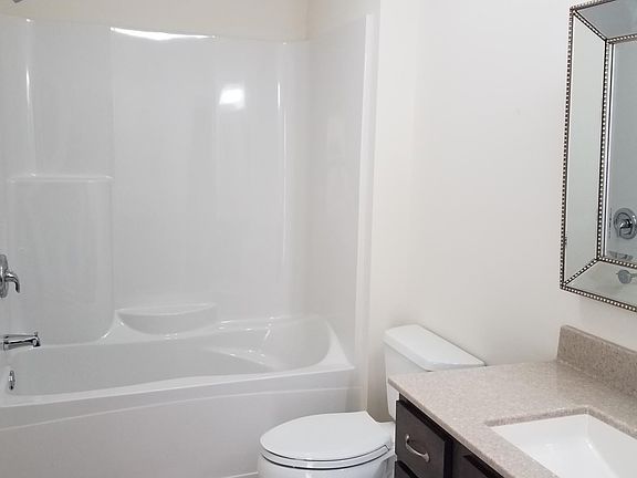 Guest Bath w/ Soaking Tub