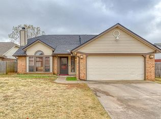 1216 NE 24th St, Moore, OK 73160