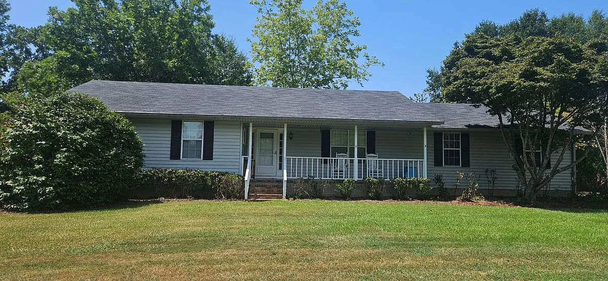 3 bed, 2.0 bath, 1400 sqft, $1,800 — Photo 1