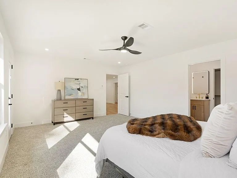 9603 Emnora Ln — Photo 11