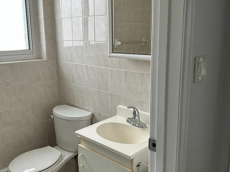 180 Nipigon St #4 — Photo 6