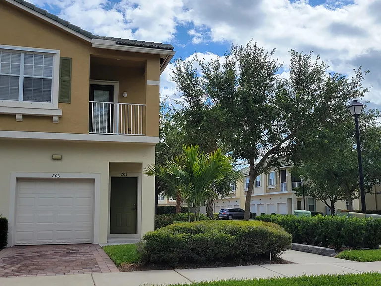 3031 SE Lexington Lakes Dr #203 — Photo 3