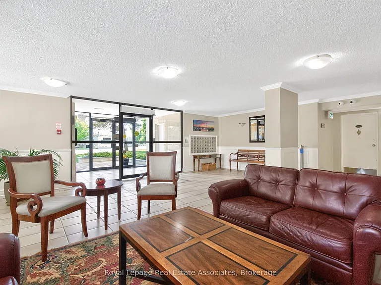 39 Stavebank Rd W #404 — Photo 2
