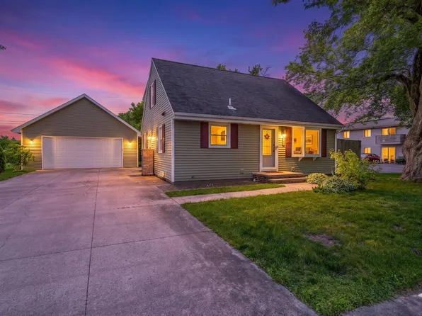 1932 S Maplecrest Dr, Appleton, WI 54915