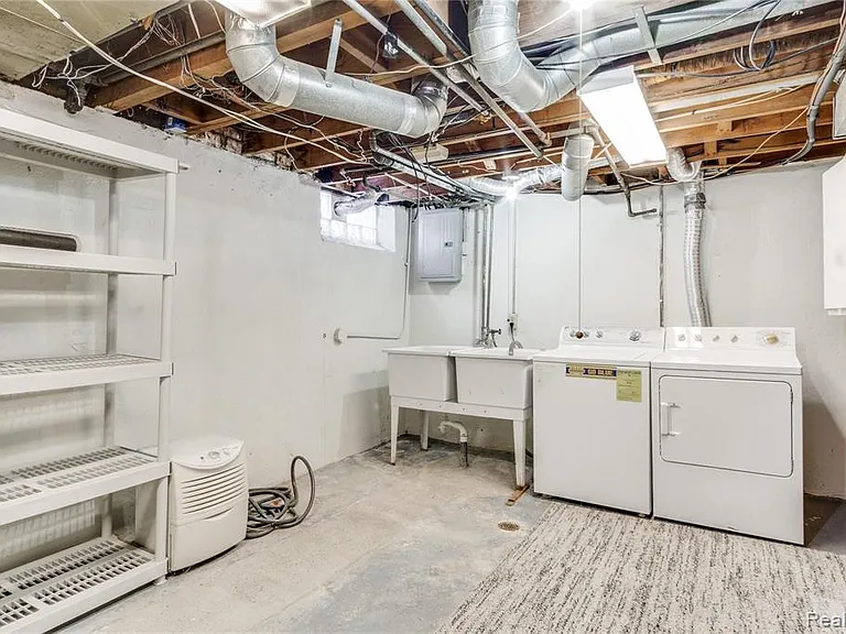 3388 Coolidge Hwy — Photo 36