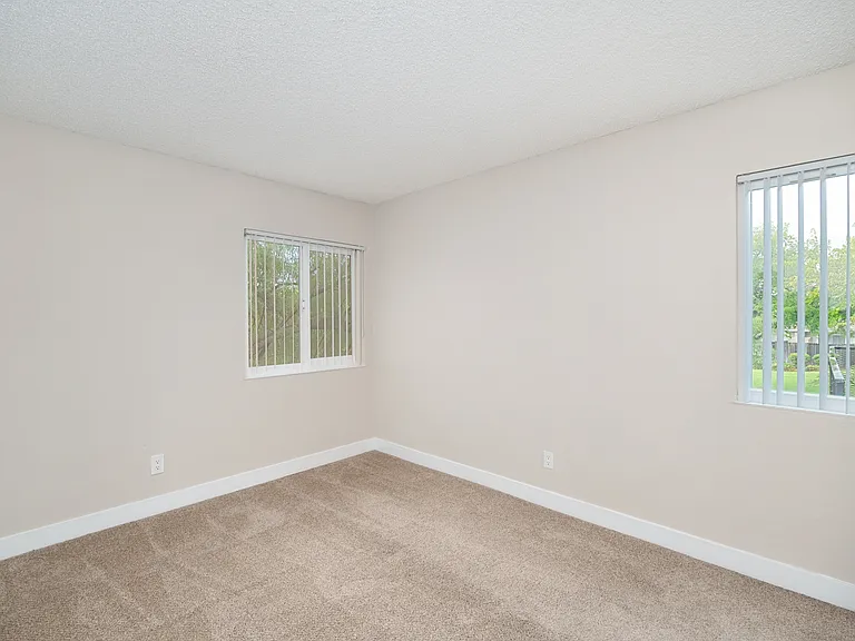 Lynwood Knolls — Photo 14