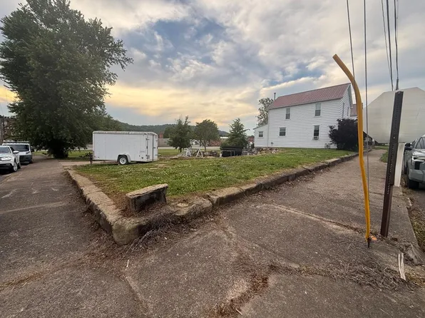 306 Maple Ave, New Martinsville, WV 25155