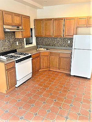 4th image of 866 E 164th St #1