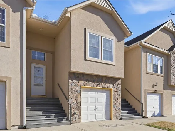 744 Woodson Ln, Gardner, KS 66030