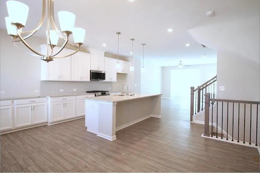 4 bed, 3.5 bath, 2670 sqft, $3,200 — Photo 2