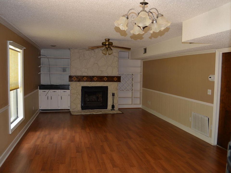 1st image of 601 Manor Ct