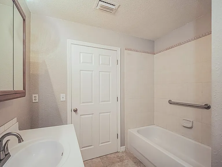 433 SW 6th St — Photo 14